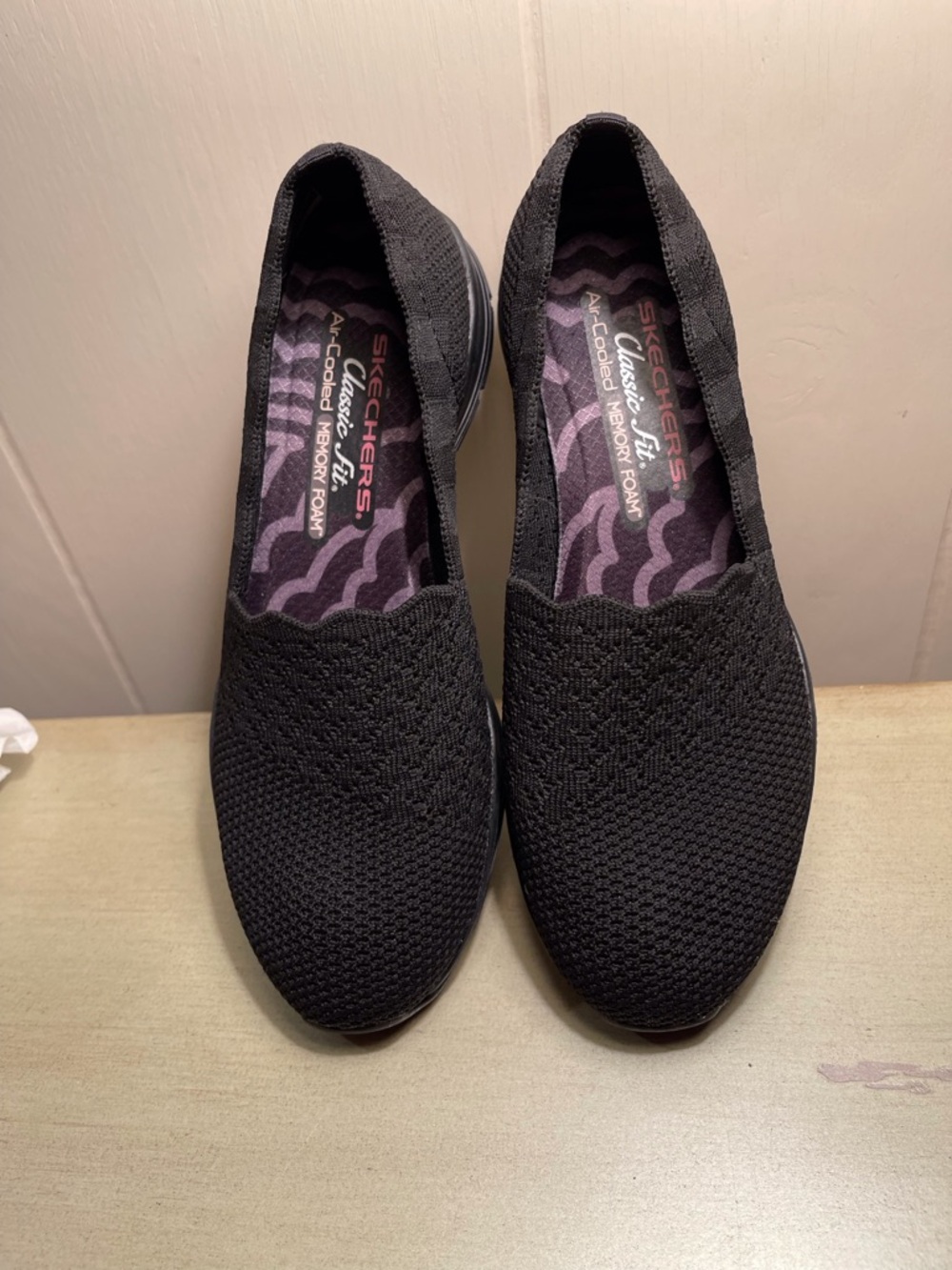 Skechers Women's Black Slip-On Comfort fit memory foam shoes Sz 7